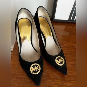Michael Kors MK Gold logo Caroline Charm Black suede Pumps 7.5 heels